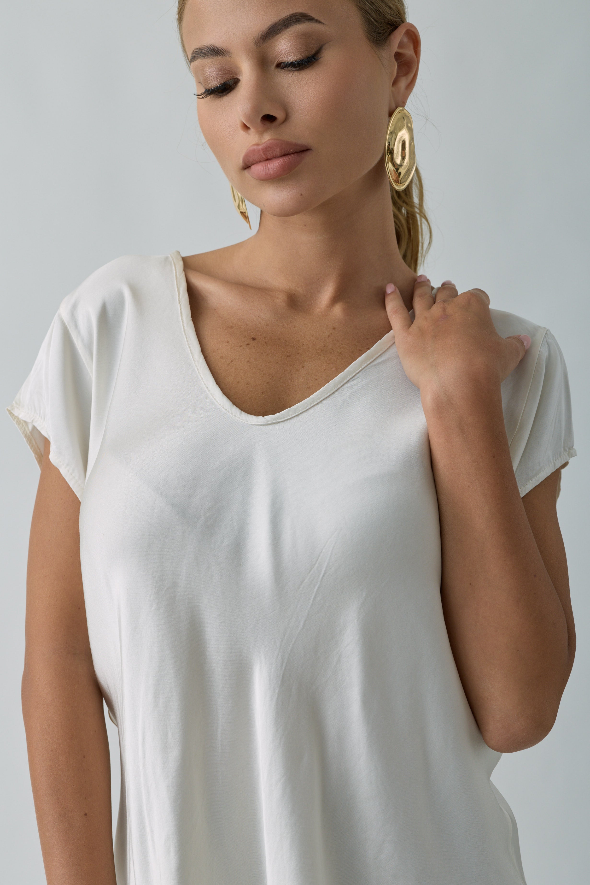 Blusa Scollo V Satin beige chiaro|Colore:Beige chiaro