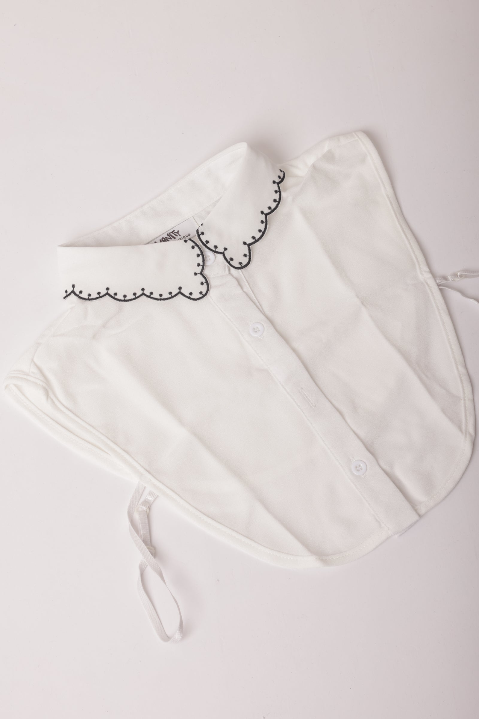 Collo Camicia Con Ricamo Bianco