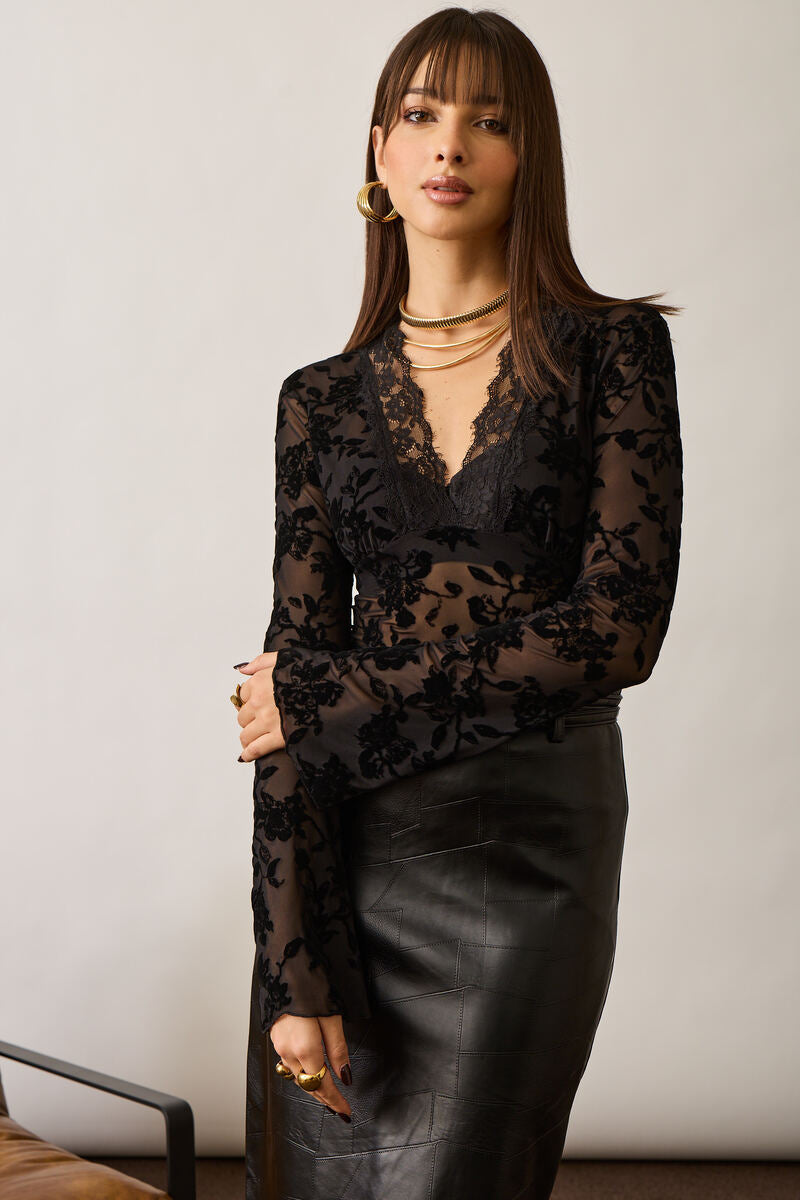 Blusa Scollo V Pizzo E Fiori nero|Colore:Nero